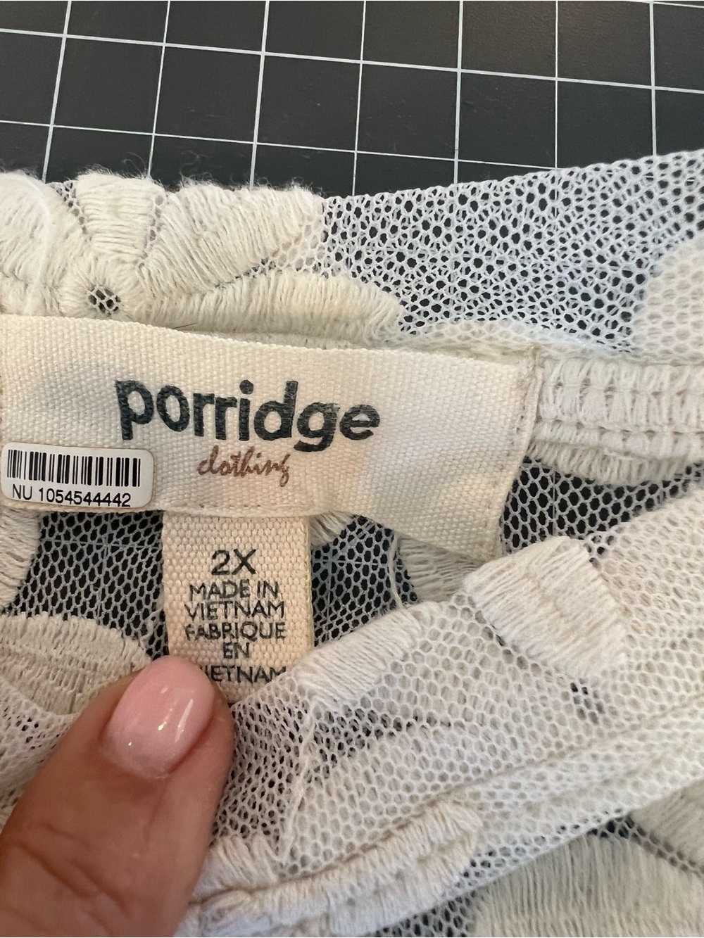 Daisy sheer cropped tee with embroidery size 2X (runs small) see measurements - Picture 11 of 12